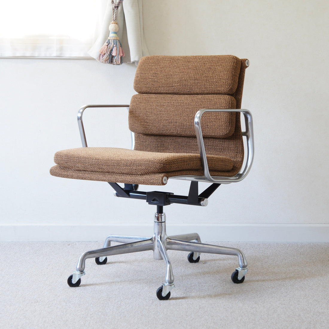 Eames Aluminum Chairの張り替え