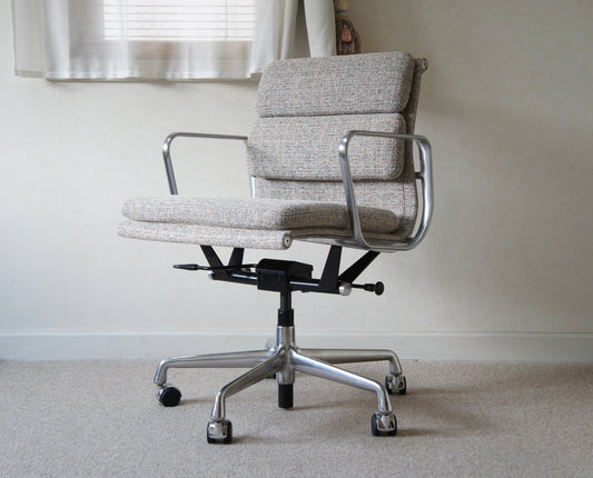 Eames Aluminum Chairの張り替え